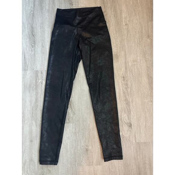 Offline by Aerie The Hugger High Waisted Crackle Legging in True Black, Small - Picture 3 of 5